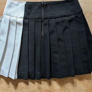 Alice + Olivia Black and white Pleated lined Skirt